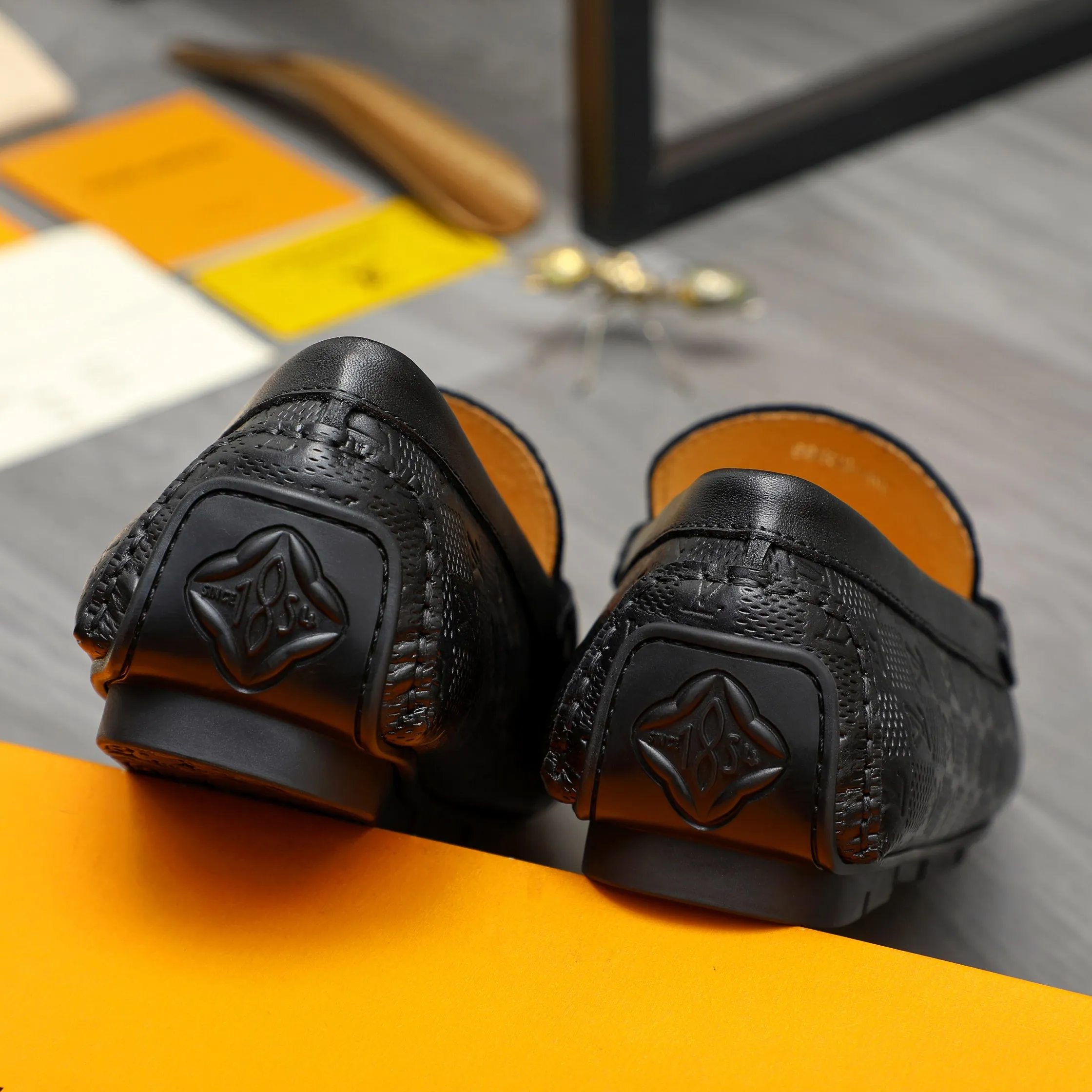 Men's shoes 💰p380 Product trademark: LV "Louis Vuitton" casual slip-on men's shoes Regular size: 38-45 Product material: Selected classic embossed cowhide upper, pigskin lining, rubber outsole